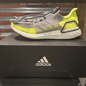 Grey and neon yellow size 10 ultraboost 19 adidas running shoe